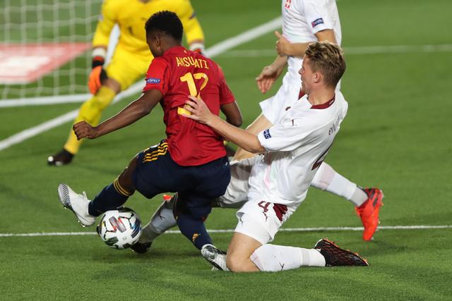 詹姆斯30+7+9文班亚马27+10+8+5+5 湖人胜马刺